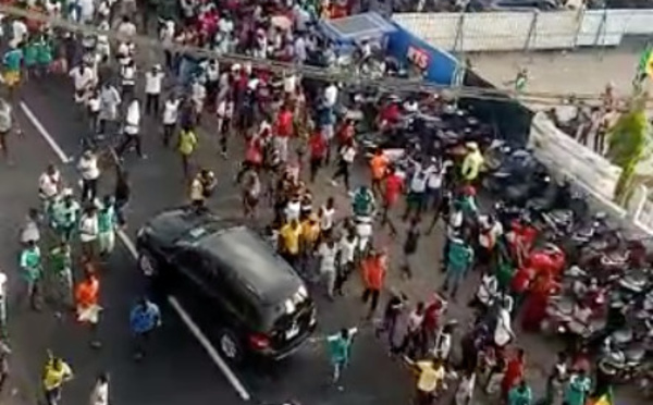 L'incroyable scène de liesse à Dakar. Comme vous le voyez sur ces images de dakarposte, les Sénégalais et même des étrangers ont spontanément envahi les rues de Dakar dès le coup de sifflet final