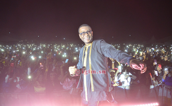 ​Le "Roi de la Musique Sénégalaise"  offre un "live " sur la Place de l'Obélisque-  "You" rabat le caquet à ceux qui le taxent d'être près de ses ...sous!