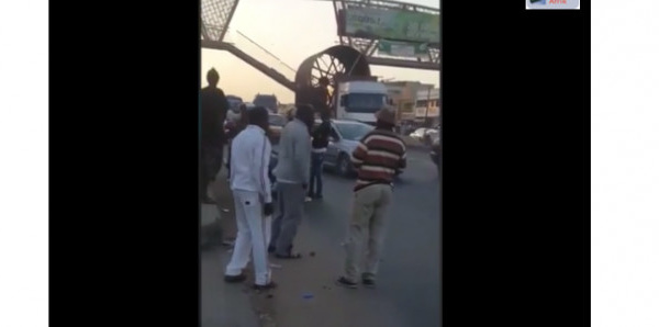 Diacksao: un camion fait tomber une passerelle