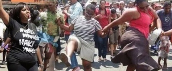 Kenya : Des femmes manifestent pour des hommes virils…