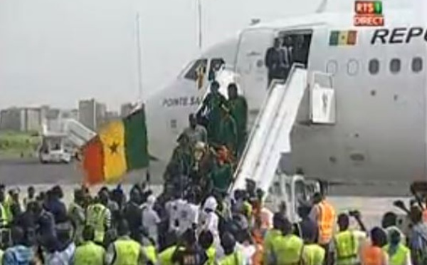 Vidéo: Arrivée des lionnes de basket à l’Aéroport Léopaul Sédar Senghor.Regardez