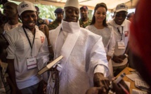 Jammeh avait-il senti sa défaite? Regardez son expression somme toute pessimiste et celle de son épouse lors du vote