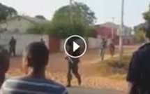 Le chef du personnel de la défense des Forces armées de Gambie est en train de jubiler avec la foule. Regardez