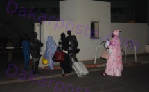 Sur ces images, les parents du maire de Dakar lui apportent quelques accessoires dont il a besoin en prison (pyjama, brosses à dents, chaussures de sport, caleçons‎...)