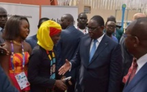 Arrêt sur image : Quand Macky Sall veut serrer la main de Oumy, la « ibadou » de la Rts