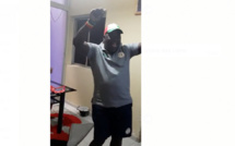 Regardez les pas de danse de l'animateur Ndoye Bane!