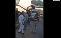 Diacksao: un camion fait tomber une passerelle