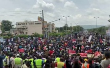 Mali : Les manifestants dans la cour de la télévision publique