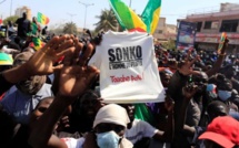 Tribunal de Ziguinchor : Le slogan "Sonko namenala” scandé par une foule