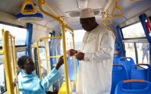 Macky remet 44 minibus aux transporteurs et visite les " salins du Sine-Saloum"