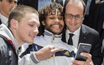 Un homme fait un doigt d'honneur lors d'un selfie avec François Hollande