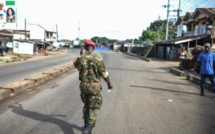 Au Sierra Leone, le gouvernement décrète un couvre-feu national après une attaque contre une armurerie à Freetown