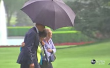 Quand le parapluie du "gentleman" Obama embrase les réseaux sociaux