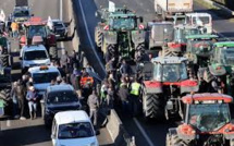 Les barrages routiers à Paris se relâchent partiellement.