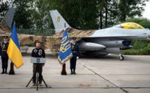 Ukraine : présentation des premiers avions F-16 fournis par les alliés occidentaux