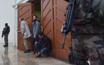 Une voiture fonce sur des militaires devant la grande mosquée de Valence (France)