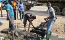 Submergées par des eaux usées, les populations de la Cité Khadim à Dakar en veulent à l'ONAS