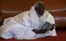 Vidéo de la valise d'argent : Serigne Mountakha Mbacké donne 100 millions FCfa de "adiya" au Khalife (En espèce)