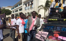 Victor Sadio Diouf du MEEL et les jeunes du front de l'opposition ratissent large à l'UCAD pour un vote  du "Non"  (images exclusives dakarposte)