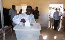 Idrissa Seck au sortir de son bureau de vote