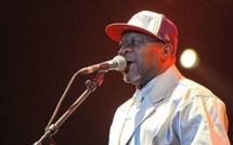 Regardez comment le chanteur Papa Wemba s'est écroulé sur scène avant de rendre l'âme!